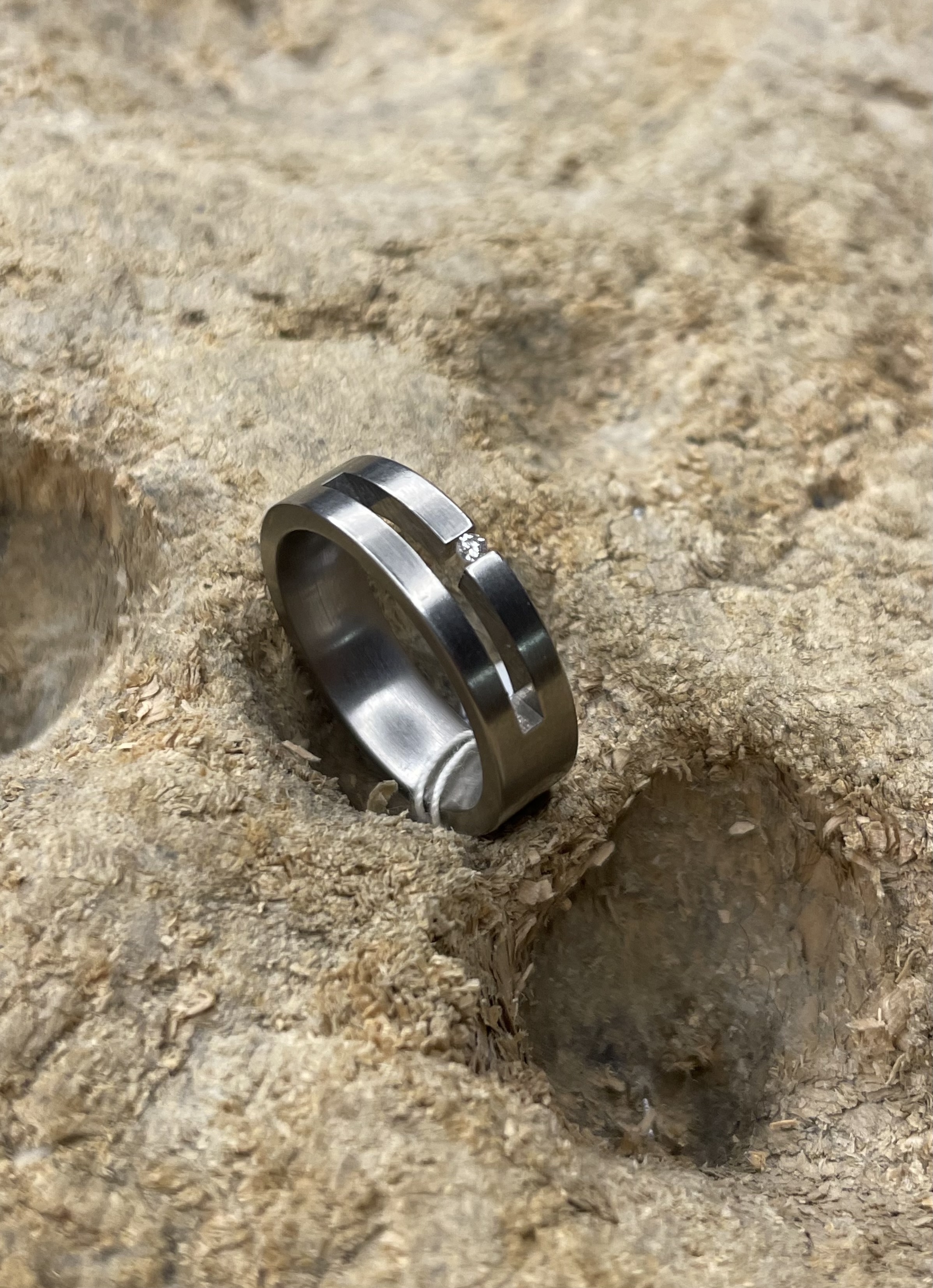 Ring Stahl mit Brillant